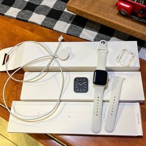 Apple Watch Series 6 Silver Aluminum Case with White Sport Band 40mm